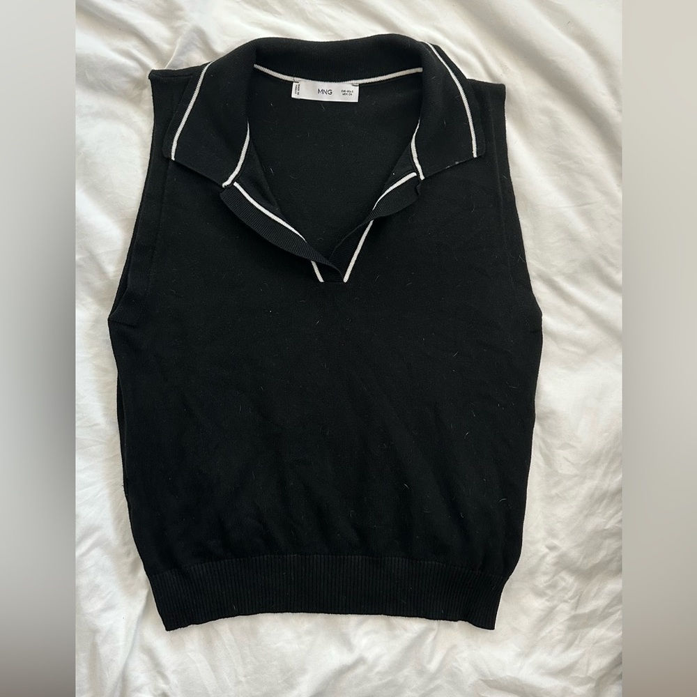 MNGO Black Sleeveless Collared Top